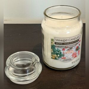 Yankee Candle Home Inspiration “Holiday Wonderland”, in White Jar. 19 oz.